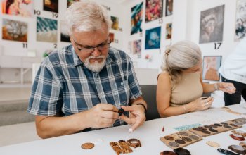 Zážitkový kurz výroby dřevěných hodinek Zážitkový kurz výroby dřevěných hodinek