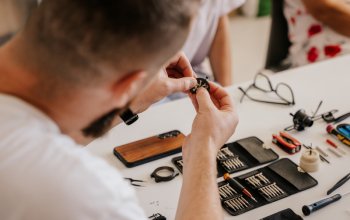 Zážitkový kurz výroby dřevěných hodinek Zážitkový kurz výroby dřevěných hodinek