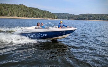 Plavba s kapitánem na motorovém člunu Plavba s kapitánem na motorovém člunu