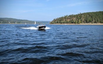 Plavba s kapitánem na motorovém člunu Plavba s kapitánem na motorovém člunu