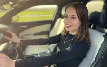 Jízda v Dodge Charger na letištní dráze pro…