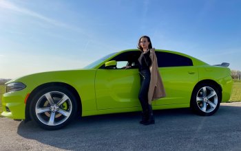 Jízda v Dodge Charger na letištní dráze pro…