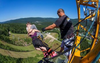 Bungee jumping z televizní věže