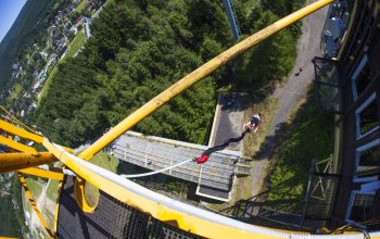Bungee jumping z televizní věže