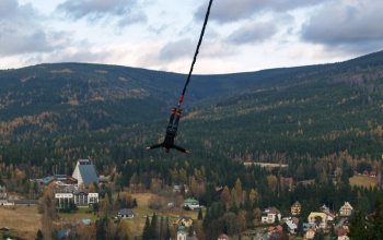 Bungee jumping z televizní věže