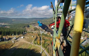 Bungee jumping z televizní věže
