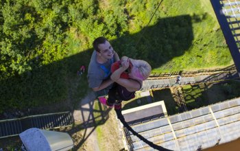 Bungee jumping z televizní věže