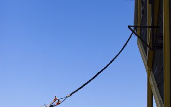 Bungee jumping z televizní věže