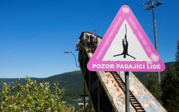 Bungee jumping z televizní věže
