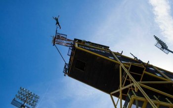 Bungee jumping z televizní věže
