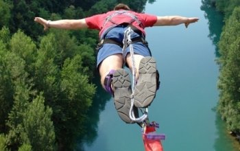 Bungee jumping z nejvyššího mostu ČR