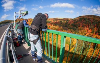 Bungee jumping z nejvyššího mostu ČR