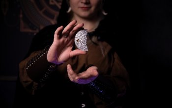 Zrcadla magie: Mysteriózní úniková hra v Praze