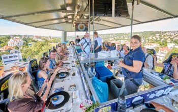 Večeře s koktejlovým párováním 50 metrů nad Prahou