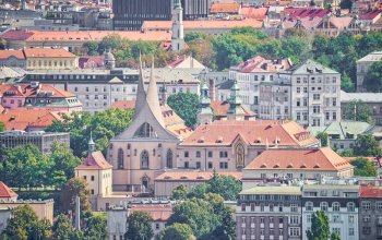 Večeře s koktejlovým párováním 50 metrů nad Prahou