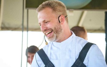 Večeře s koktejlovým párováním 50 metrů nad Prahou