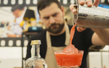 Večeře s koktejlovým párováním 50 metrů nad Prahou