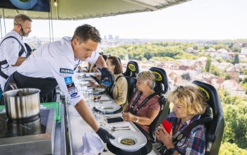 Večeře s koktejlovým párováním 50 metrů nad Prahou