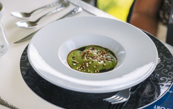 Večeře s koktejlovým párováním 50 metrů nad Prahou