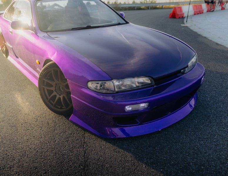Jízda na polygonu v driftovací ikoně Nissan Silvia