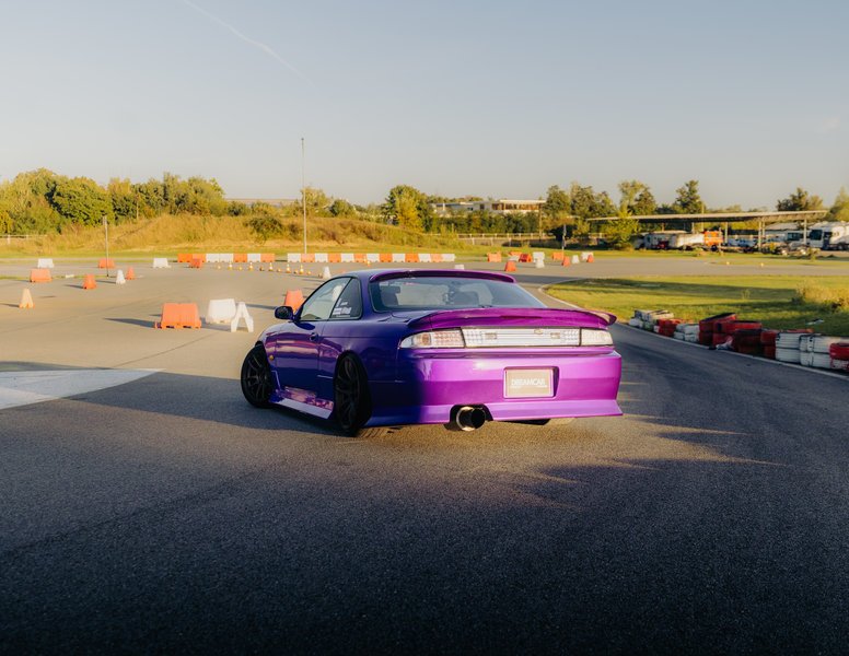 Jízda na polygonu v driftovací ikoně Nissan Silvia