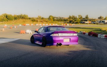 Jízda na polygonu v driftovací ikoně Nissan Silvia