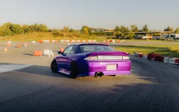Jízda na polygonu v driftovací ikoně Nissan Silvia
