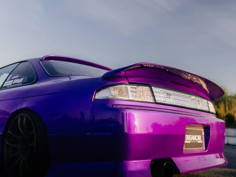 Jízda na polygonu v driftovací ikoně Nissan Silvia