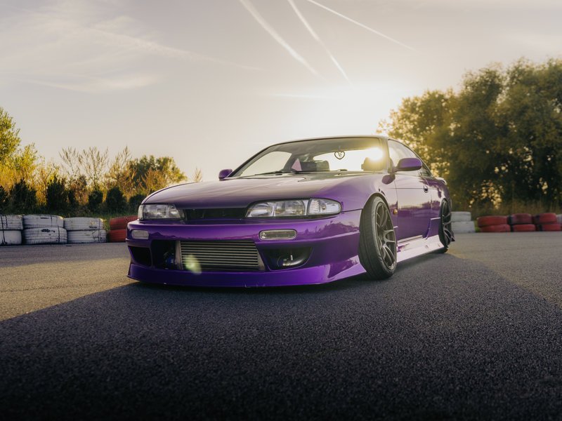 Jízda na polygonu v driftovací ikoně Nissan Silvia
