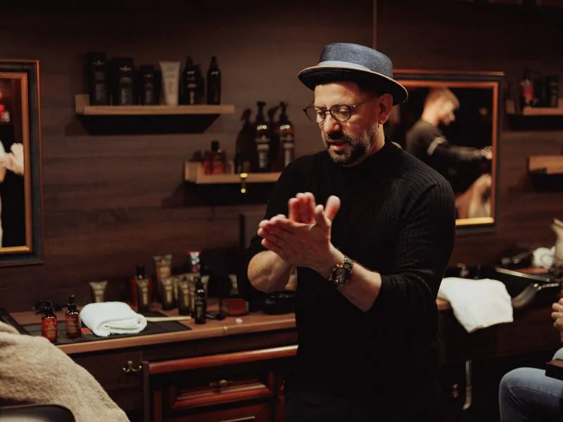 Návštěva luxusního barber shopu s whiskey nebo rumem