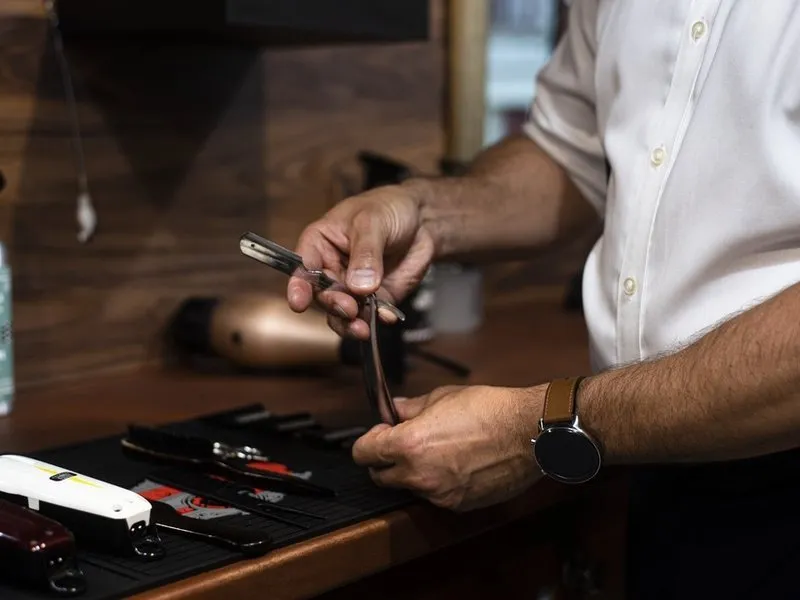 Návštěva luxusního barber shopu s whiskey nebo rumem