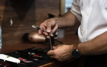 Návštěva luxusního barber shopu s whiskey nebo rumem