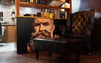Návštěva luxusního barber shopu s whiskey nebo rumem