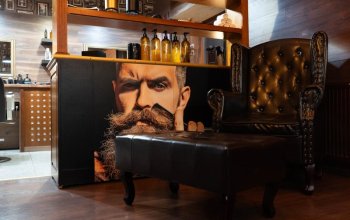 Návštěva luxusního barber shopu s whiskey nebo…