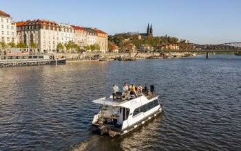 Plavba po Vltavě s neomezeným proseccem nebo pivem