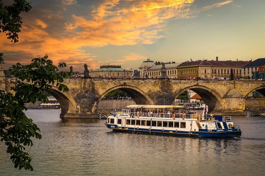 Dvouhodinová plavba po Vltavě se švédskými stoly