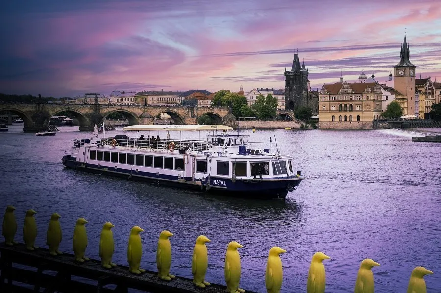 Dvouhodinová plavba po Vltavě se švédskými stoly