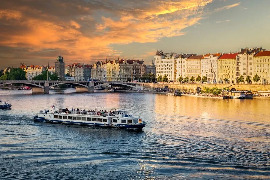 Dvouhodinová plavba po Vltavě se švédskými stoly