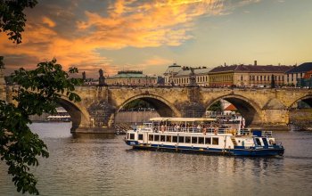 Dvouhodinová plavba po Vltavě se švédskými stoly