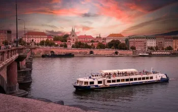 Dvouhodinová plavba po Vltavě se švédskými stoly