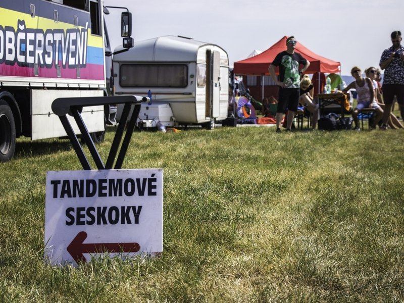 Tandemový seskok padákem