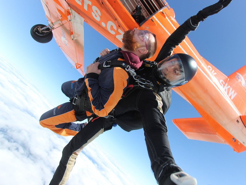 Tandemový seskok padákem