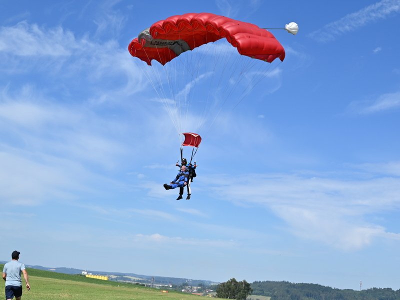 Tandemový seskok padákem