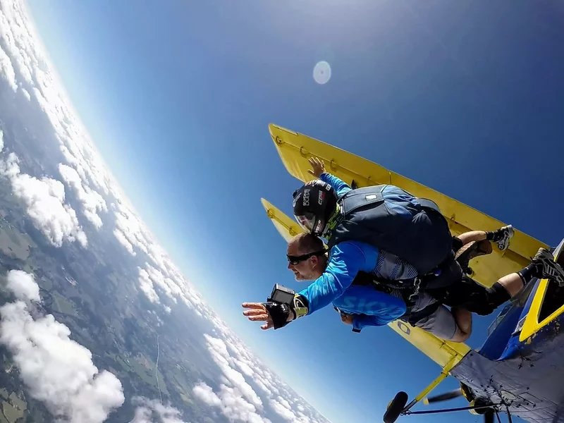 Tandemový seskok padákem