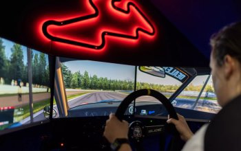 Závody aut na simulátorech v Brně, až 4 řidiči