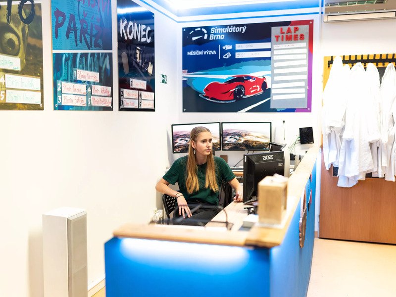 Závody aut na simulátorech v Brně, až 4 řidiči
