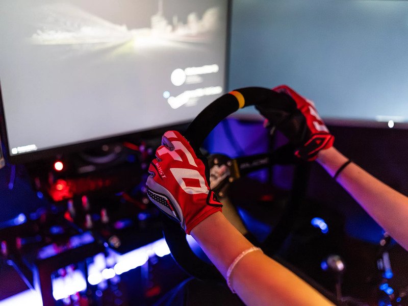 Závody aut na simulátorech v Brně, až 4 řidiči