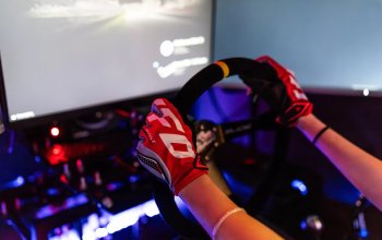 Závody aut na simulátorech v Brně, až 4 řidiči