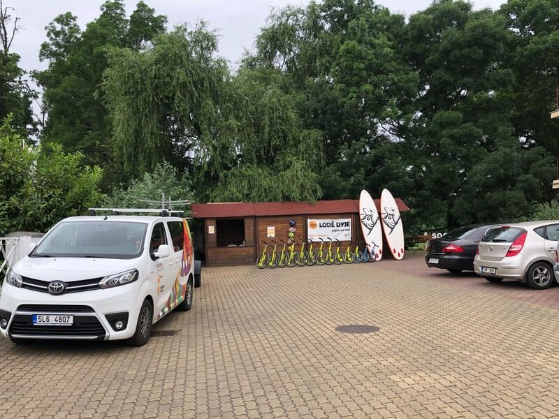 Vinařský výlet na koloběžce a v kánoi s degustací ve vinařství Hraniční zámeček – Lednice