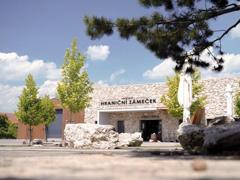 Vinařský výlet na koloběžce a v kánoi s degustací ve vinařství Hraniční zámeček – Lednice